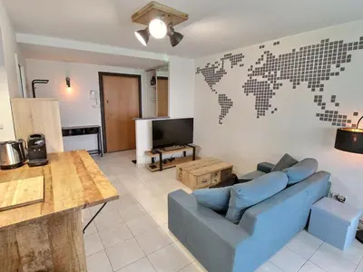 Coin salon dans l'établissement Appartement lumineux à Colmar avec terrasse, parking et WiFi – 5 min du centre - FR-1-722-1