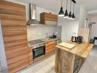 Cuisine ou kitchenette dans l'établissement Appartement lumineux à Colmar avec terrasse, parking et WiFi – 5 min du centre - FR-1-722-1