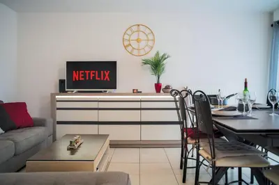 Télévision ou salle de divertissement dans l'établissement Appartement lumineux, 80m², proche des Vosges