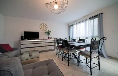 Télévision ou salle de divertissement dans l'établissement Appartement lumineux, 80m², proche des Vosges