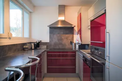 Cuisine ou kitchenette dans l'établissement Appartement lumineux, 80m², proche des Vosges