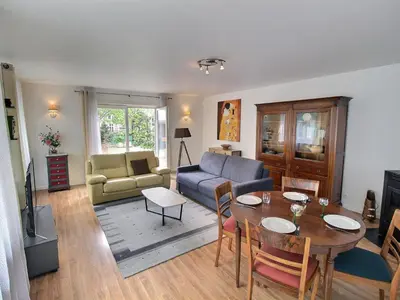 Coin salon dans l'établissement Appartement spacieux à Colmar avec terrasse, garage privatif, proche centre et gare - FR-1-722-2