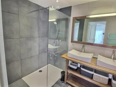 Salle de bains dans l'établissement Appartement spacieux à Colmar avec terrasse, garage privatif, proche centre et gare - FR-1-722-2