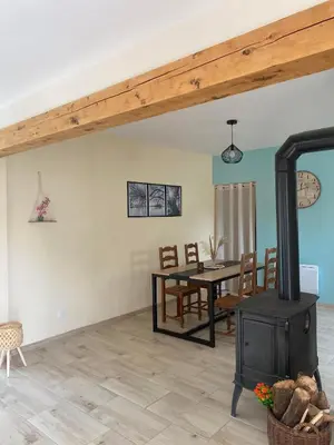 Coin salon dans l'établissement Gîte Auberge du fumoir