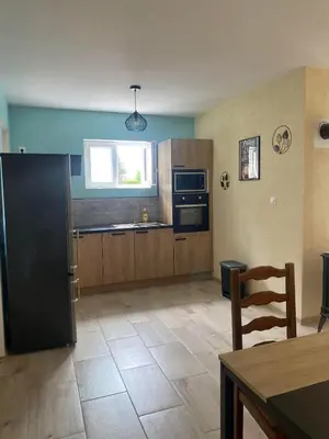 Cuisine ou kitchenette dans l'établissement Gîte Auberge du fumoir