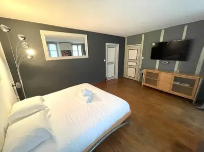 Un ou plusieurs lits dans un hébergement de l'établissement Spacious apartment in the heart of the center