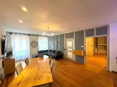 Cuisine ou kitchenette dans l'établissement Spacious apartment in the heart of the center