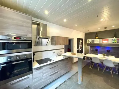 Cuisine ou kitchenette dans l'établissement Spacious apartment in the heart of the center