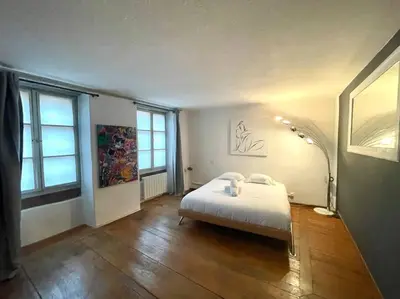 Un ou plusieurs lits dans un hébergement de l'établissement Spacious apartment in the heart of the center