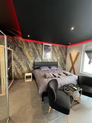 Un ou plusieurs lits dans un hébergement de l'établissement spa de la quarterelle LOVE ROOM 88 VOSGES