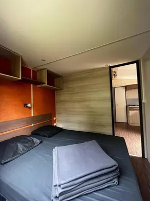 Un ou plusieurs lits dans un hébergement de l'établissement Mobil Home Cosi Climatisé pour 6 - Camping Tohapi