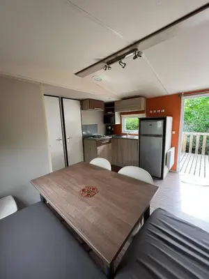 Cuisine ou kitchenette dans l'établissement Mobil Home Cosi Climatisé pour 6 - Camping Tohapi