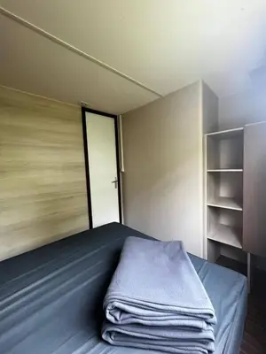 Un ou plusieurs lits dans un hébergement de l'établissement Mobil Home Cosi Climatisé pour 6 - Camping Tohapi