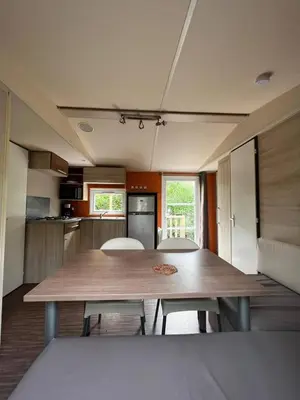 Cuisine ou kitchenette dans l'établissement Mobil Home Cosi Climatisé pour 6 - Camping Tohapi