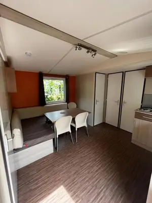 Cuisine ou kitchenette dans l'établissement Mobil Home Cosi Climatisé pour 6 - Camping Tohapi