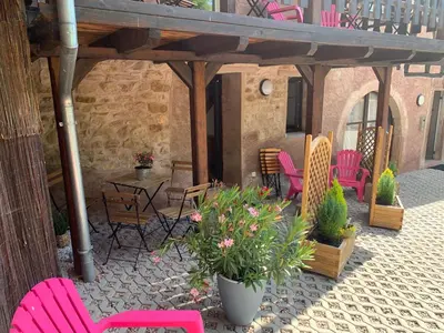 Terrasse ou espace extérieur de l'établissement Gite Le Clos Doré à Beblenheim Parking privé