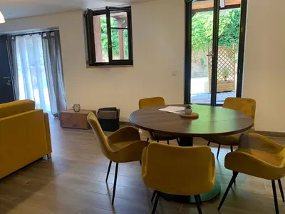Coin salon dans l'établissement Gite Le Clos Doré à Beblenheim Parking privé