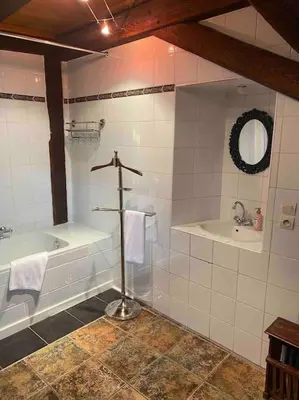 Salle de bains dans l'établissement Le Majestueux dans le centre historique