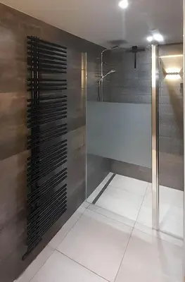 Salle de bains dans l'établissement RELAX CHALET Nature Retreat - isolé sur 3 hectares - confort de LUXE - maison entière 150m2 - près de La Bresse