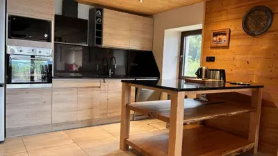 Cuisine ou kitchenette dans l'établissement RELAX CHALET Nature Retreat - isolé sur 3 hectares - confort de LUXE - maison entière 150m2 - près de La Bresse