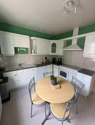 Cuisine ou kitchenette dans l'établissement Appartement La Vanne Confortable et équipé
