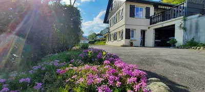 Jardin de l'établissement plain-pied proche base de loisirs et voie verte