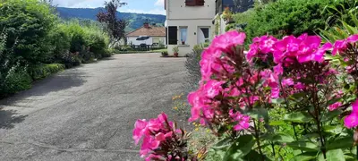 Jardin de l'établissement plain-pied proche base de loisirs et voie verte