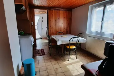 Coin salon dans l'établissement plain-pied proche base de loisirs et voie verte