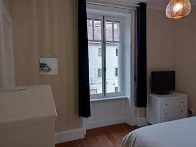 Télévision ou salle de divertissement dans l'établissement La petite chouette