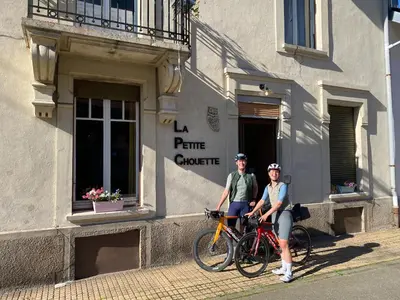 Vélo sur le terrain de l'établissement La petite chouette ou dans les environs