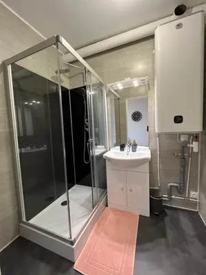 Salle de bains dans l'établissement Appartement centre-ville de Lure gauche
