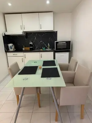 Cuisine ou kitchenette dans l'établissement Studio 45m2 très calme