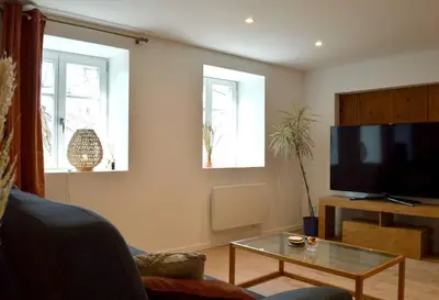 Télévision ou salle de divertissement dans l'établissement La Douce Escale