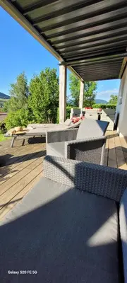 Balcon ou terrasse dans l'établissement Appartement cosy - grande terrasse pleine vue lac