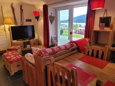 Télévision ou salle de divertissement dans l'établissement Appartement cosy - grande terrasse pleine vue lac
