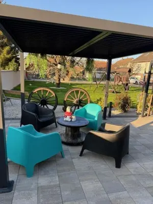 Coin salon dans l'établissement Gite Junior L'Ecrin du Ried PROCHE EUROPA-PARK
