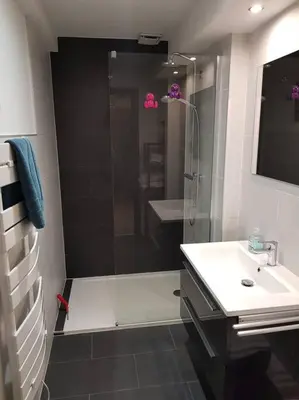 Salle de bains dans l'établissement Les Toits d'Hélène