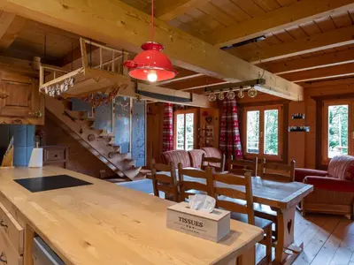 Coin salon dans l'établissement Chalet ensoleillé dans les Hautes Vosges avec terrasse, local vélos et skis, charges incluses - FR-1-589-486