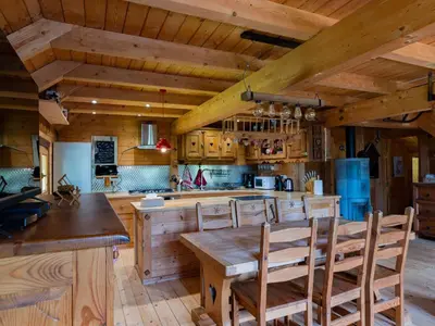 Cuisine ou kitchenette dans l'établissement Chalet ensoleillé dans les Hautes Vosges avec terrasse, local vélos et skis, charges incluses - FR-1-589-486