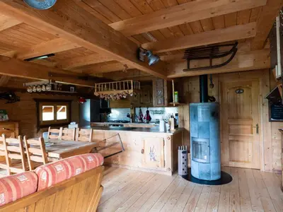 Cuisine ou kitchenette dans l'établissement Chalet ensoleillé dans les Hautes Vosges avec terrasse, local vélos et skis, charges incluses - FR-1-589-486