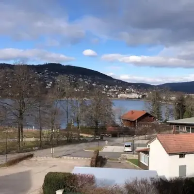 L'Aubépine au bord du lac vue directe sur le lac
