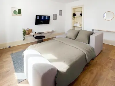 Télévision ou salle de divertissement dans l'établissement Appart'Hôtel Le Jaurès - Jardin privé et Netflix