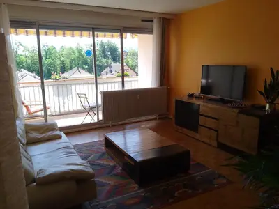 Télévision ou salle de divertissement dans l'établissement Appartement avec balcon : Le Serenity