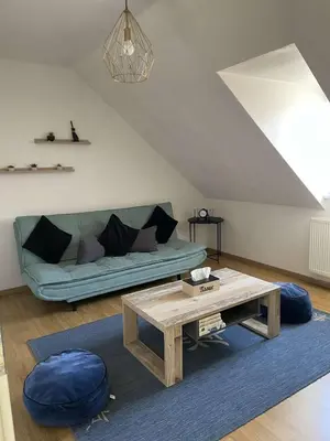 Coin salon dans l'établissement Joli appartement avec place de parking Privé