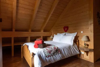 Un ou plusieurs lits dans un hébergement de l'établissement Chalet au coeur des Vosges / Le Chalet d'Hannopré