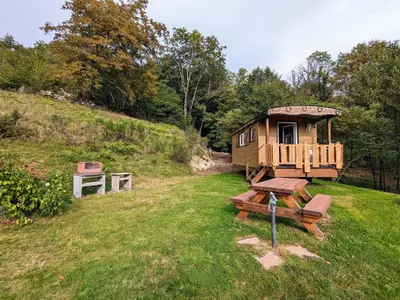 Jardin de l'établissement Roulotte cosy avec kitchenette, ruisseau apaisant et espace bien-être, nuit insolite à Ferdrupt - FR-1-589-444