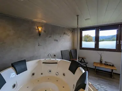 Coin salon dans l'établissement Roulotte cosy avec kitchenette, ruisseau apaisant et espace bien-être, nuit insolite à Ferdrupt - FR-1-589-444