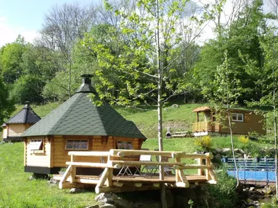 Jardin de l'établissement Escapade Romantique: Cabane avec Terrasse Panoramique, Poêle à Bois et Éclairage Multicolore - FR-1-589-441