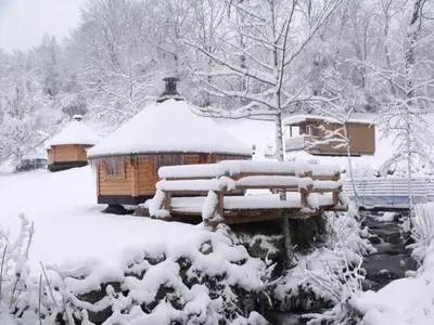 L'établissement Escapade Romantique: Cabane avec Terrasse Panoramique, Poêle à Bois et Éclairage Multicolore - FR-1-589-441 en hiver