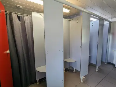 Salle de bains dans l'établissement Escapade Romantique: Cabane avec Terrasse Panoramique, Poêle à Bois et Éclairage Multicolore - FR-1-589-441